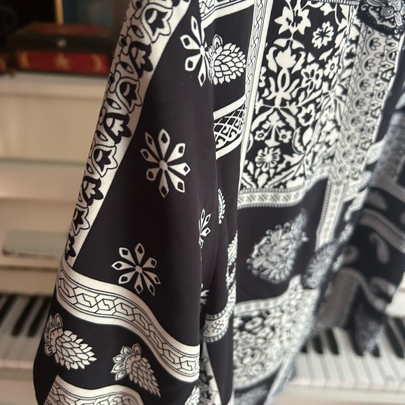 Fun 2 Fun Black and White Patterned Blouse Small - Picture 11 of 16